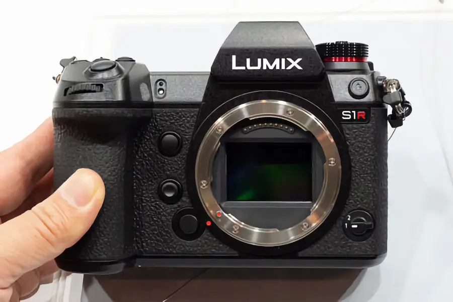 Panasonic Lumix S1R Review: High-Resolution Pro Camera_01