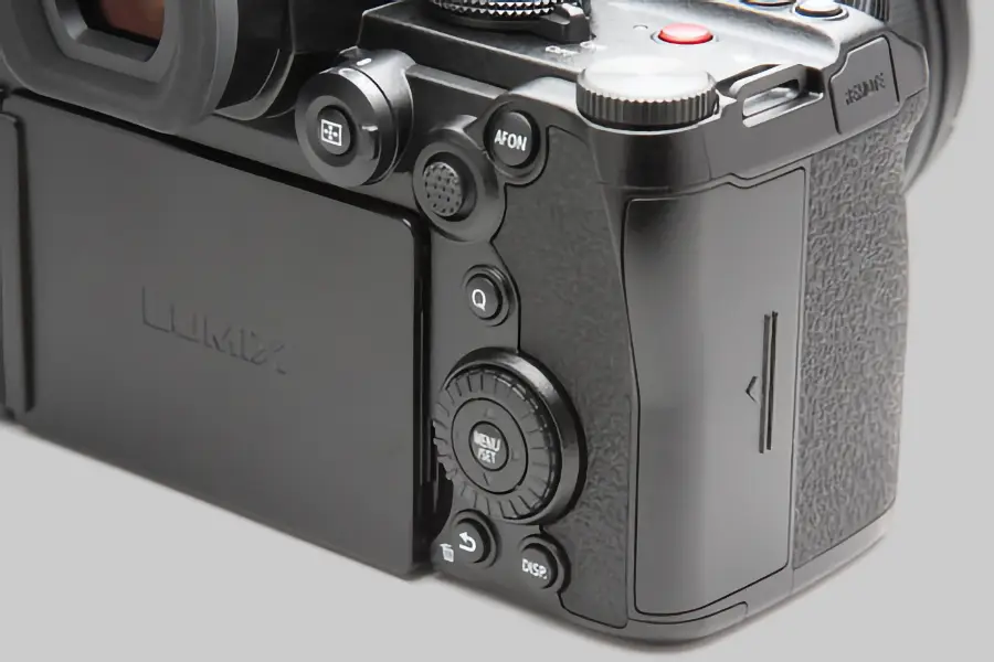 Panasonic LUMIX S5 II: Máy ảnh Full-Frame đáng mua nhất_01