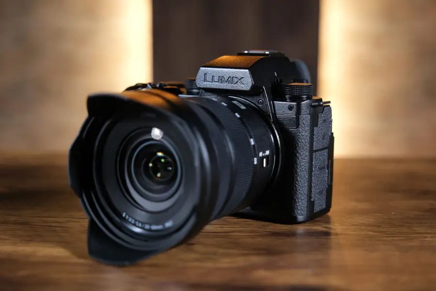 Reseña Panasonic LUMIX S5 IIX: Cámara Versátil y Potente_01